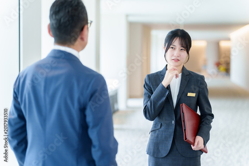 Tableau sur toile カスハラに悩む女性スタッフ