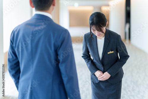 ゲストに謝罪をする女性スタッフ