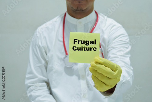 Foto Doctor holds in hands a card with the name of the frugal culture