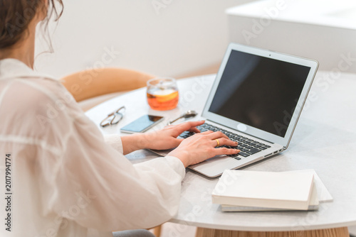 Valokuva Women using laptops (typing, teleworking, side jobs, part-time work)