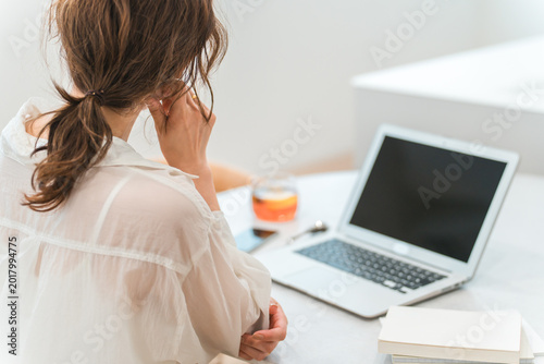 Fotografie Women using laptops (typing, teleworking, side jobs, part-time work)