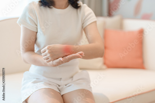 Foto Woman having wrist pain for Carpal Tunnel Syndrome, Wrist Tendinitis, muscle ach