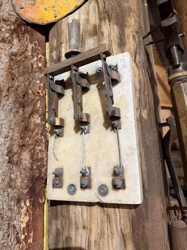 Close-up of an old vintage light switch - Gros plan sur un vieil interrupteur électrique vintage