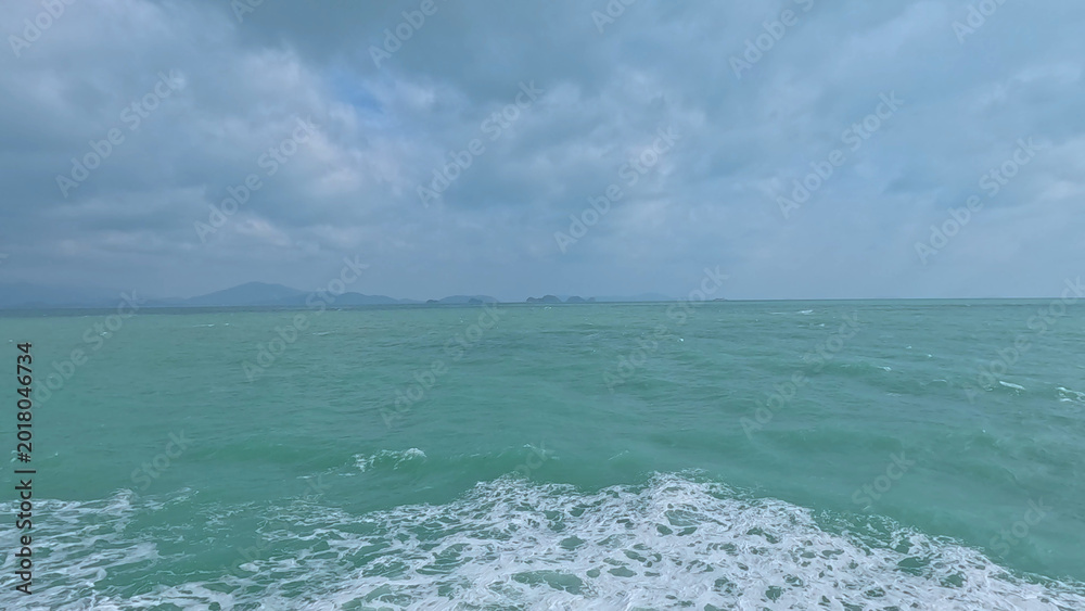 Fototapeta premium Turquoise Ocean Waves Under a Cloudy Sky Near Koh Samui Thailand