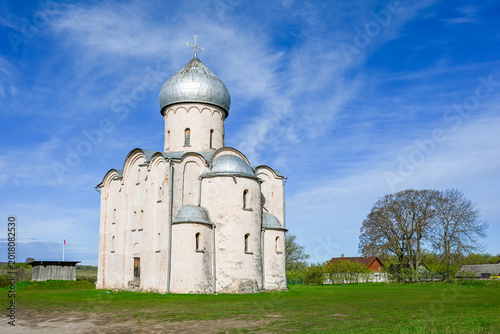 Quadro su tela View of the Transfiguration Church on Nereditsa on a summer day, Novgorod region