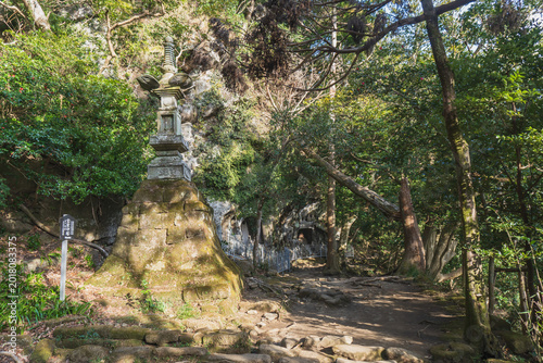 Schilderij op canvas 日本：鋸山の日本寺／大きな宝篋印塔がある山腹／千葉県鋸南町