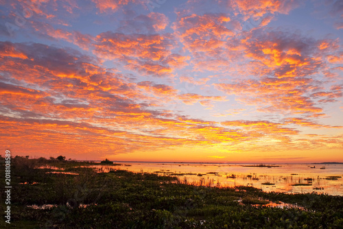 Tableau sur toile Vibrant Sunset over Lake: A breathtaking panorama unfolds as the sun dips below