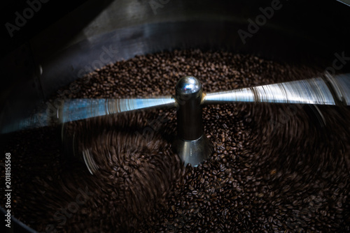 Konstfotografi Industrial Metal Arm Agitator Stirs Dark Roasted Coffee Beans Inside A Cooling T