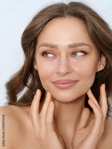 Canvas Print Youthful Beauty: A Close-Up Portrait Showcasing Glowing Skin and Hydrating Eye P