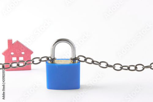 Obraz na płótnie Restricted home access with chain and padlock