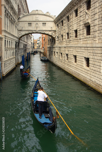 Fotografi Venice bridge of sighs with gondolas and gondoliers on canal