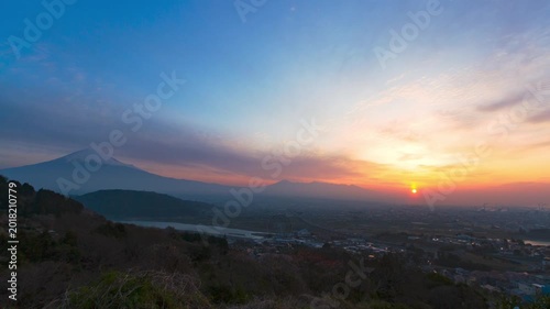 静岡県富士市岩淵から眺める日の出の風景（タイムラプス）　眼下には岩本山、富士川、東名高速道路、富士川楽座、富士川インターチェンジが見えます。