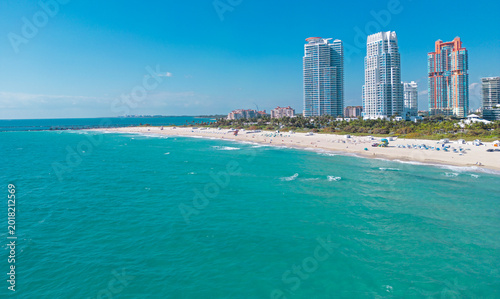 Tableau sur toile Miami seaside with turquoise ocean and sky