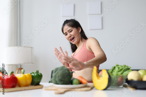 Cuadro en lienzo Woman showing aversion to healthy vegetables and diet.