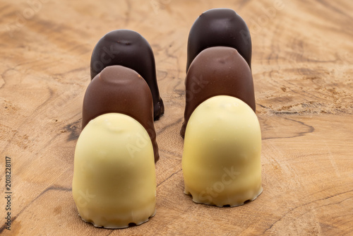 Reihe mit Mohrenköpfen in verschiedenen Farben