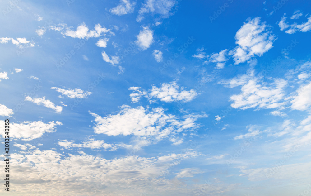 Obraz premium Clear blue sky with scattered white clouds