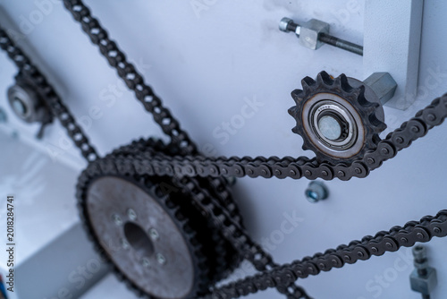 Tableau sur toile Macro of industrial chain drive and sprocket with shallow depth of field