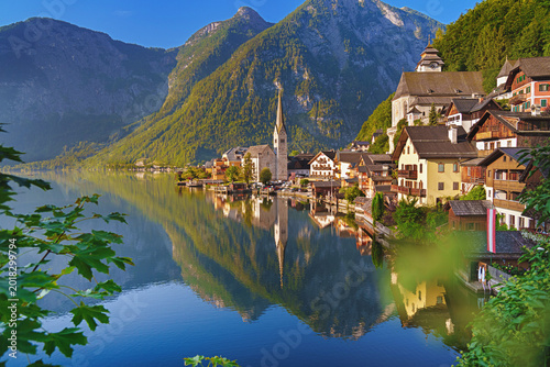 Idyllic Hallstatt mit Spiegelung im See Wasser - old town, Austria. Big Panorama.