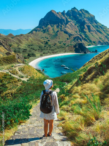 Foto Traveler with amazing view of Landscape at Padar island in Komodo National Park,