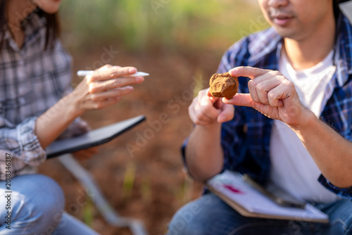 Foto Geologists examining soil and rock samples in field