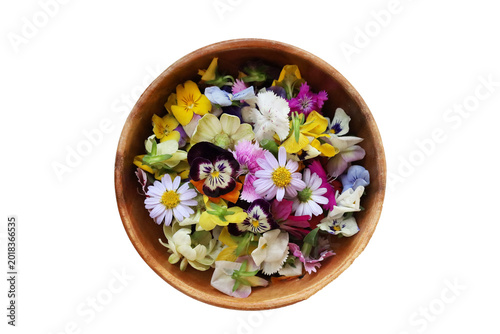 Foto Colorful edible flowers  in wooden bowl