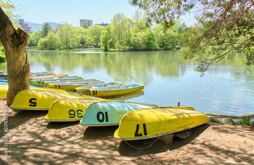 Fotografía 新緑の札幌・中島公園 菖蒲池と並んだ貸しボート  Shobu Pond in Nakajima Park with rental boats in early