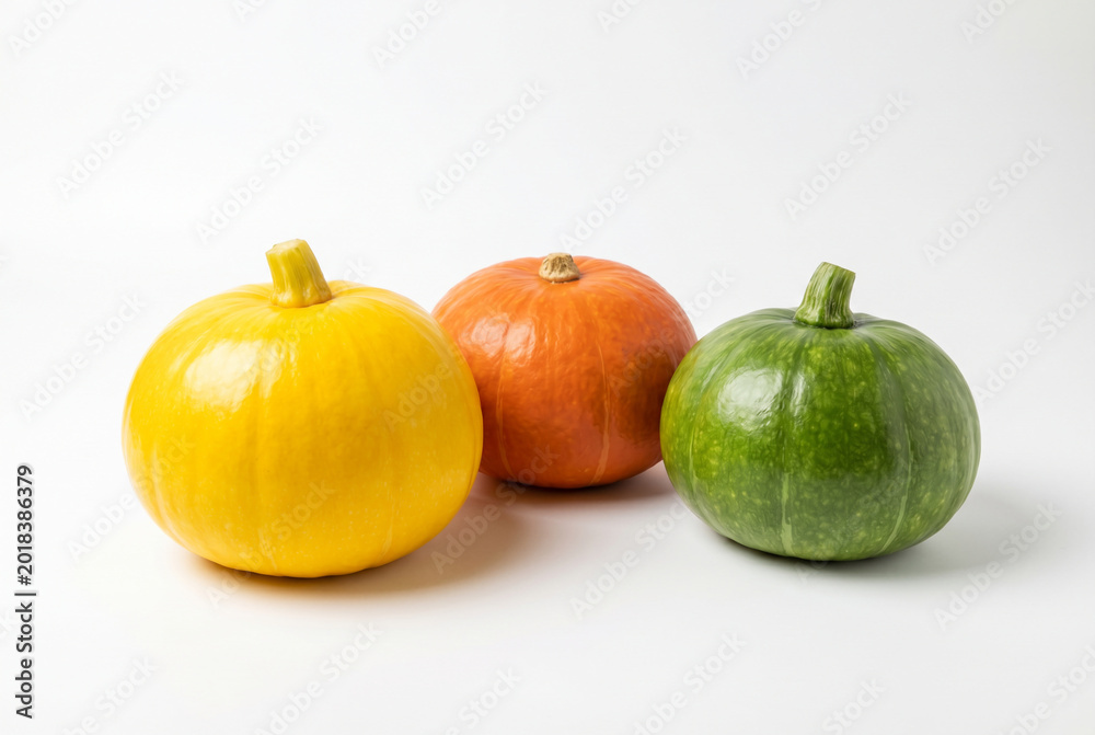Obraz premium Yellow orange and green autumn squashes grouped on white background