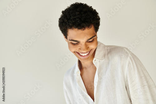 Fotografía Handsome young man smiles brightly while showcasing effortless charm in a serene