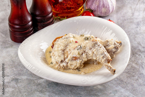 Cuadro en lienzo Roasted rabbit legs in cream sauce