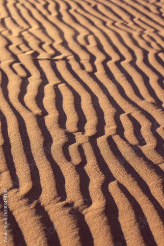 Bild auf Leinwand arena en desierto de namibia con textura formando curvas con contraste entre par