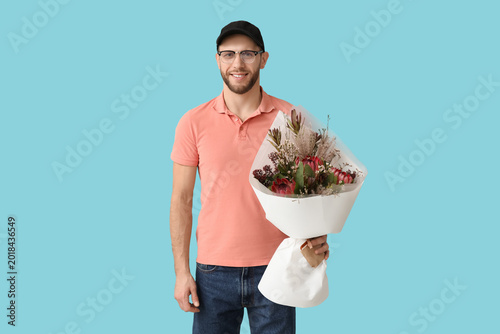 Young delivery man with bou...