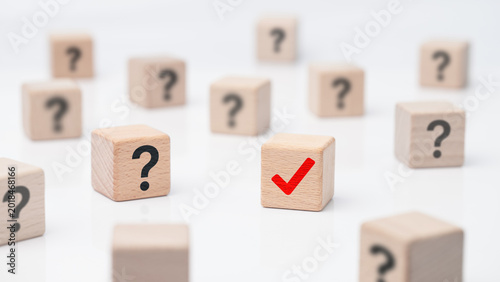 Photos Correct choice and decision making concept with wooden cubes