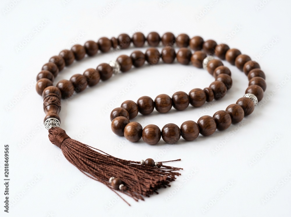 Obraz premium A close-up of a brown wooden rosary shaped into a heart with coffee beans on an isolated white background symbolizes a blend of religion, love, and fashion decoration