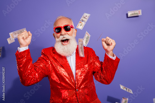 Fotografía Bearded senior man in red sequin jacket celebrates with flying cash at a vibrant