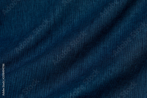 Foto The surface of the navy blue textile fabric has a neat knitted pattern