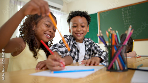 Foto Young students are learning to draw and sketch with colored pencils