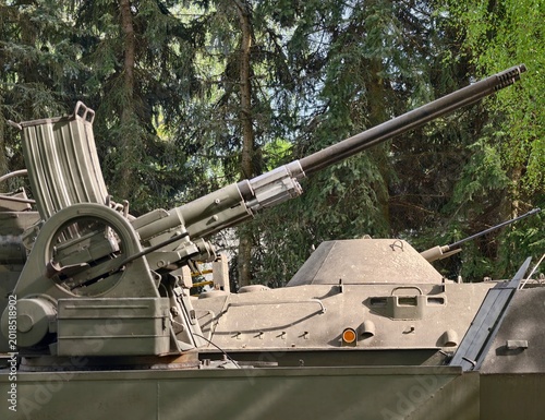 Fotografía Military apparatus situated within woodland during readiness drills with sunbeam