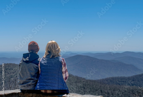 Fotografie Mother and daughter looking out over the appalachian mountains