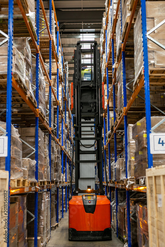 Photos Warehouse management system featuring high-density pallet racking and storage solutions in a modern distribution centre