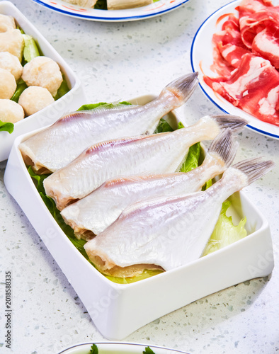 Canvas Print fresh fish on a plate