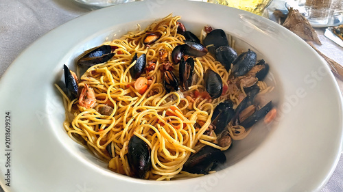 Tableau sur toile Primo Piano Di Spaghetti Allo Scoglio Con Cozze Vongole E Crostacei Piatto Tipic