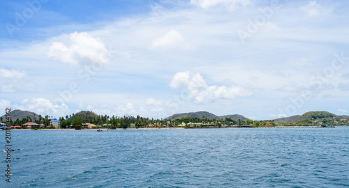 Фотография Vue de la baie de l'anse Caritan au Marin en Martinique depuis la mer des Caraïbes avec la mer au premier plan par une journée ensoleillée avec des nuages