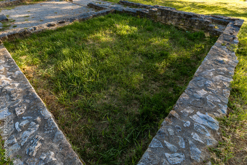 Cuadro en lienzo Vizula Archaeological Park in Croatia, ruins of an ancient house, walls of a Rom