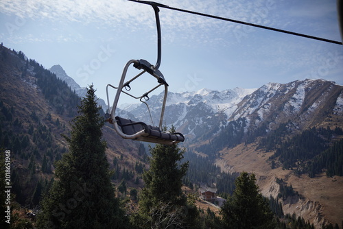 Foto Mountain chairlift transport system for hikers and skiers at Shymbulak Ski Resort