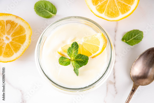 Φωτογραφία Sweet and sour Lemon Yogurt Mousse or pudding