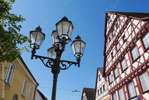 Laterne und Fachwerkhaus im Stadtzentrum von Pfullendorf