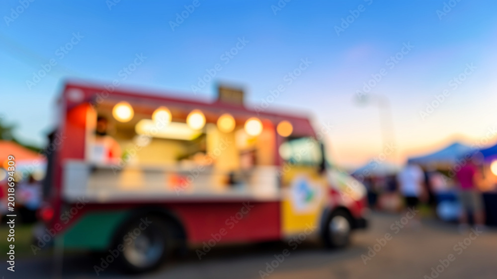 Naklejka premium Mobile food truck vendor at an outdoor evening event