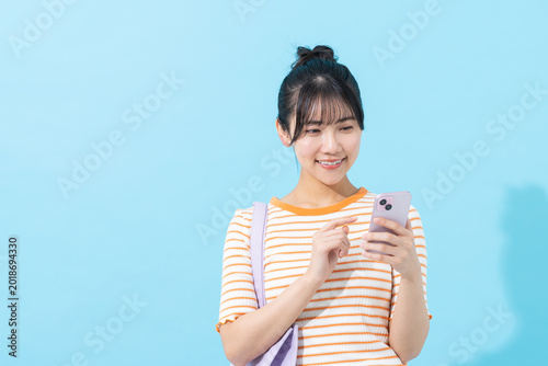 スマホを使う若い女性