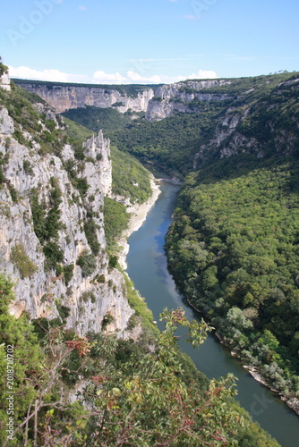 Vue plongeante dans les gorges de l'Ardèche en France