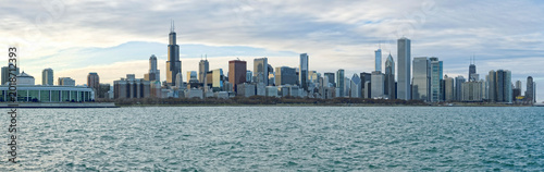 Foto The sprawling Chicago skyline as seen across the choppy waters of Lake Michigan under a cool, overcast sky